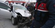 Otomobille kamyonet çarpıştı: 3 yaralı