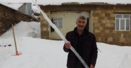 Dağ köylerindeki buz sarkıtları insan boyunu geçti