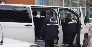 Babasıyla yaşayan kadını bıçakladı