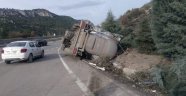 Devrilen tırın sürücüsü kazayı yara alamadan atlattı