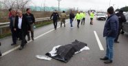 Otomobil 2 bisikletliye birden çarptı: 1 ölü 2 yaralı