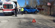 Otomobiller çarpıştı: 2 yaralı