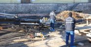Devrilen vincin altında kalan işçi ağır yaralandı