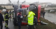 Demir yüklü tır devrildi yaralı sürücüyü itfaiye kurtardı