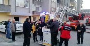 Alevlere teslim olan binada mahsur kalanları itfaiye kurtardı