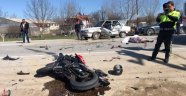 Motosikletle otomobil çarpıştı: 1 ölü 1 yaralı