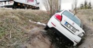 Ağaca çarpan otomobil su kanalına uçtu: 1'i ağır 2 yaralı