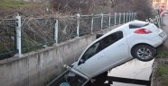 Otomobil kanala uçtu: 2 yaralı