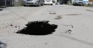 Otomobilin geçtiği sırada yol çöktü