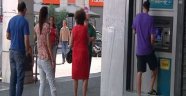 Yunan halkı bankalara akın etti