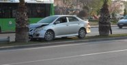 Kontrolden çıkan otomobil önce demir direği devirdi ardından ağaca çarptı