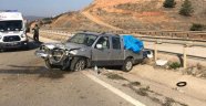 Kamyonet bariyerlere çarptı: 1 yaralı