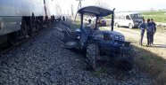 Trenin çarptığı traktör sürücüsü kendini yere atarak hayatta kaldı