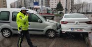 Kamyonet park halindeki otomobile çarptı: 1 yaralı