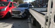 Yayaya yol vermek için duran kamyonete cip çarptı