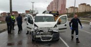 Kırmızı ışıkta bekleyen araca çarpan sürücü ölümden döndü