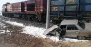 Hemzemin geçitte yük treni ile otomobil çarpıştı: 2 yaralı