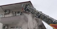 Yangında mahsur kalan 7 kişiyi itfaiye ekipleri kurtardı