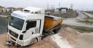 Freni patlayan tır yoldan çıktı: 1 yaralı