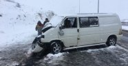 Hafif ticari araç tıra çarptı: 3 yaralı