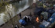 Paris'te yüzlerce düzensiz göçmen Covid-19 salgınının darbesini yaşıyor