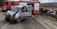 Araçlar kafa kafaya çarpıştı: 1 ölü 6 yaralı