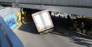 Kamyonet yol ile köprü arasına sıkışarak havada asılı kaldı