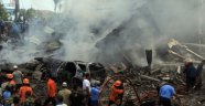 Endonezya'da askeri uçak düştü: En az 30 ölü