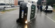 Park halindeki otomobillere çarpan araç takla attı