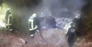Taklalar atan otomobil alev aldı: 1 ölü
