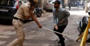 Hindistan'da sokağa çıkma yasağına uymayanlara dayak