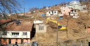 Doğanyol'da hasarlı evler yıkılmaya başlandı