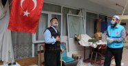 İmamın 65 yaş üstü dedeye 'kuş yemi' yardımı ağlattı
