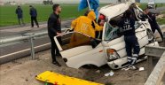 Kamyonet refüjdeki bariyerlere çarptı: 1 ölü 1 yaralı