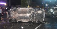 Çarpışan otomobillerden biri yan yattı: 3 yaralı