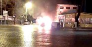Seyir halindeki otomobil alev alev yandı