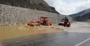 Sel yıktı geçti yollar kapandı!