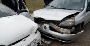 Otomobiller kafa kafaya çarpıştı