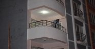 Balkondan düşen şahıs ağır yaralandı
