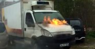 Aküsü patlayan kamyonet alev aldı