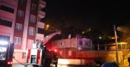 İki katlı evin çatısı alevlere teslim oldu