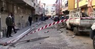 Sultangazi'de uçan çatı 4 araca zarar verdi
