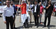 Balıkesir'deki eylemde Mao'yu astılar