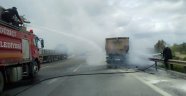 Teskstil malzemesi taşıyan tır otobanda yandı