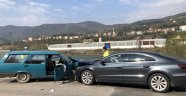 İki otomobil kafa kafaya çarpıştı: 3 yaralı