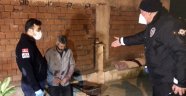 Evde alkol aldıkları arkadaşlarını bıçaklayıp kaçtılar