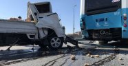 Kamyonet özel halk otobüsüne çarptı: 2 yaralı