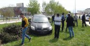 Orta refüje çıkan otomobildeki 1 kişi yaralandı