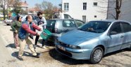 Kovayı kaptı otomobili kül olmaktan kurtardı