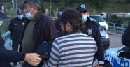 Dereye atlamaya kalkışan şahsı polis kurtardı